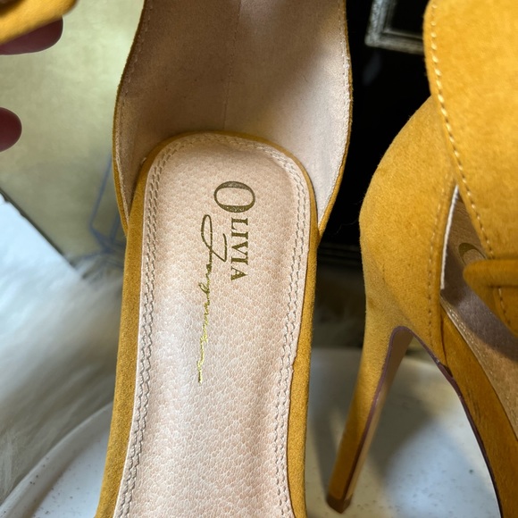 Gorgeous Olivia Ferragamo Heels in Mustard Color - Picture 4 of 8